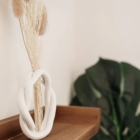 Apartamento Stylish Retreat In With Parking *