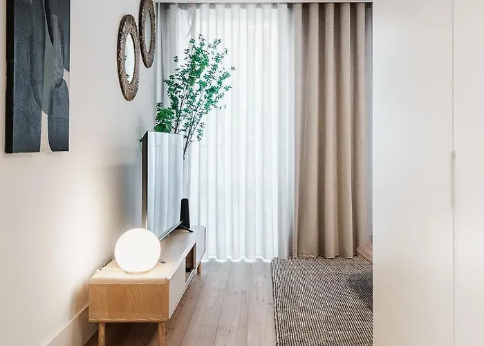 Stylish Retreat In With Parking Apartament *