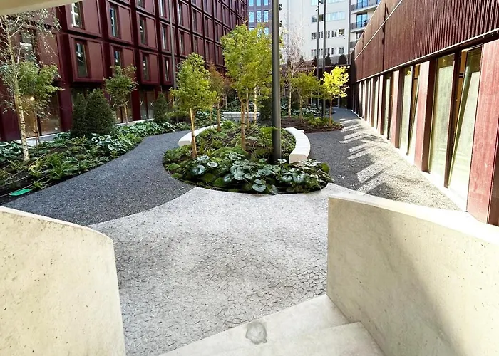 Stylish Retreat In With Parking Apartament