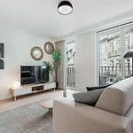 Stylish Retreat In With Parking Daire