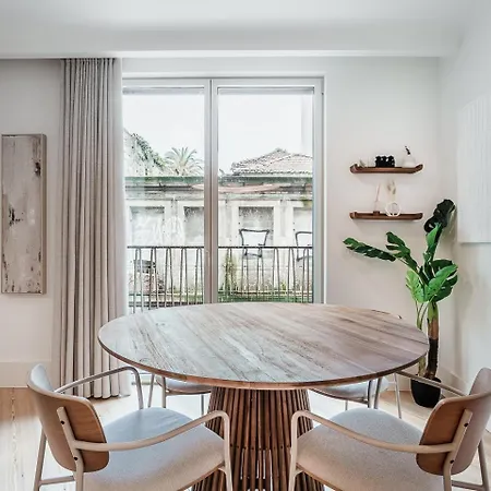 Апартаменты Stylish Retreat In With Parking Порту