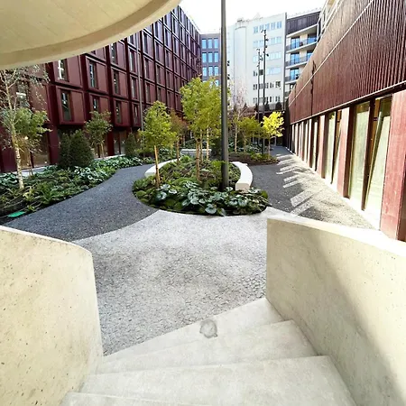 Stylish Retreat In With Parking Apartamento