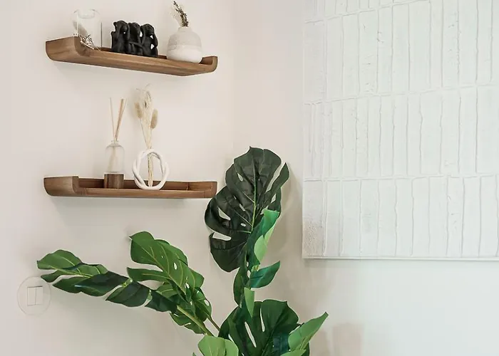 Stylish Retreat In With Parking Daire