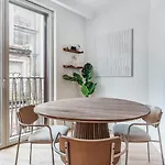 Stylish Retreat In With Parking Apartament