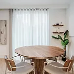Apartament Stylish Retreat In With Parking