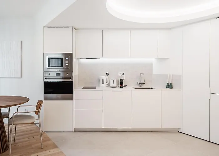 Stylish Retreat In With Parking Lejlighed *