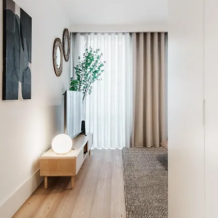 Stylish Retreat In With Parking Lejlighed *