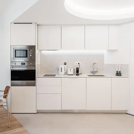 Stylish Retreat In With Parking Lejlighed *