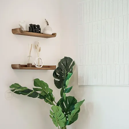 Stylish Retreat In With Parking Lejlighed