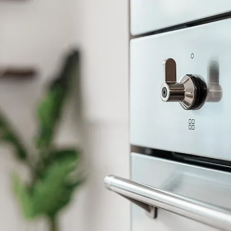 Stylish Retreat In With Parking Lejlighed *